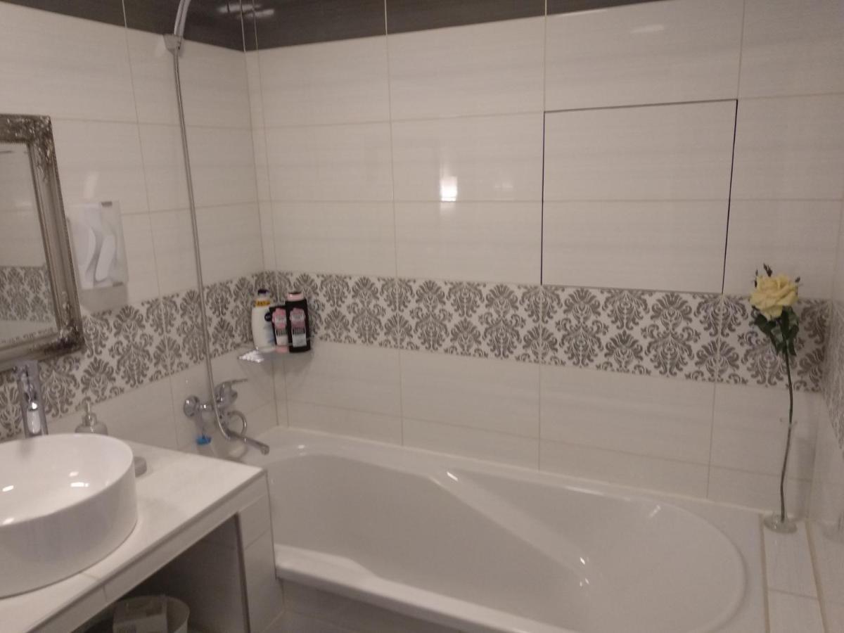 Appartment New In Center Mogilev Esterno foto